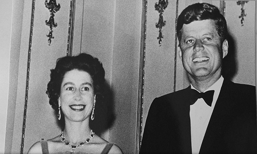 Nữ hoàng Anh Elizabeth II và Tổng thống Mỹ Kennedy năm 1961.