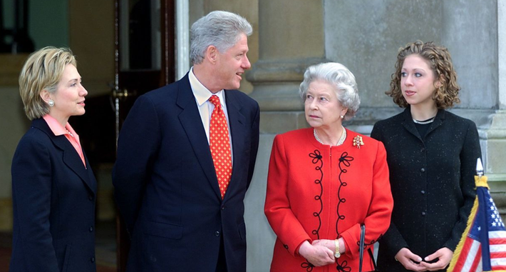 Từ trái sang: Cựu Ngoại trưởng Mỹ Hillary Clinton, Tổng thống Mỹ Bill Clinton, Nữ hoàng Elizabeth và Chelsea, con gái của vợ chồng bà Clinton, trong bức ảnh chụp năm 2000.