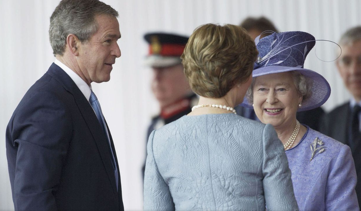Tổng thống Mỹ George W.Bush và phu nhân Laura Bush trò chuyện với Nữ hoàng Elizabeth II năm 2003.