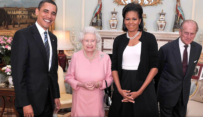 Nữ hoàng Elizabeth II chụp ảnh lưu niệm cùng Tổng thống Mỹ Barack Obama (ngoài cùng bên trái) và phu nhân Michelle Obama, hồi năm 2009.