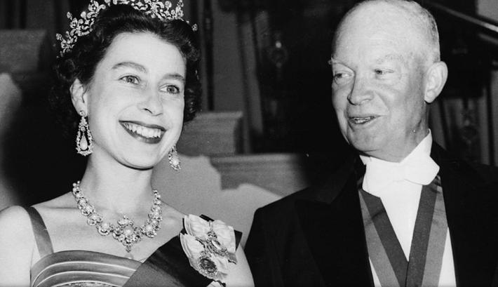Nữ hoàng Elizabeth II nở nụ cười rạng rỡ khi đứng cạnh Tổng thống Mỹ khi đó là ông Dwight D. Eisenhower tại bữa tiệc của Nhà Trắng năm 1957.
