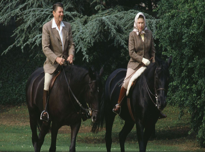 Tổng thống Mỹ Ronald Reagan cưỡi ngựa cùng Nữ hoàng Elizabeth năm 1982.