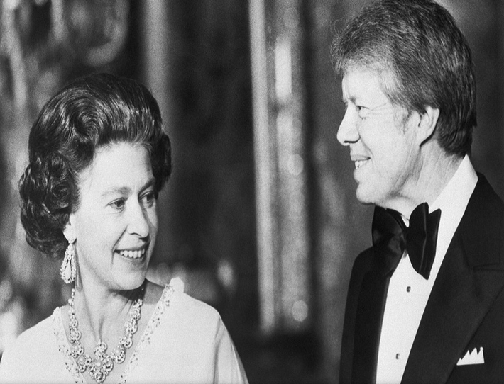 Tổng thống Jimmy Carter trò chuyện với Nữ hoàng Elizabeth tại Cung điện Buckingham năm 1977.