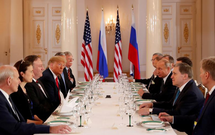 Phái đoàn Mỹ gồm Tổng thống Trump, Đại sứ Mỹ tại Nga Jon Huntsman, Ngoại trưởng Mỹ Mike Pompeo, Chánh văn phòng Nhà Trắng John Kelly, Cố vấn an ninh quốc gia John Bolton và cố vấn của ông Trump Fiona Hill. Về phía Nga, trong số 6 trợ lý của Tổng thống Putin có phát ngôn viên của Tổng thống, ông Dmitry Petrov, và Ngoại trưởng Nga Sergei Lavrov. Ảnh: Reuters.