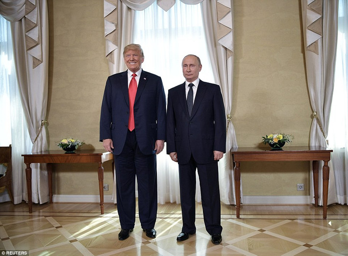 Ít phút sau, Tổng thống Trump cũng đã có mặt tại Dinh Tổng thống Phần Lan. Ảnh: Reuters.