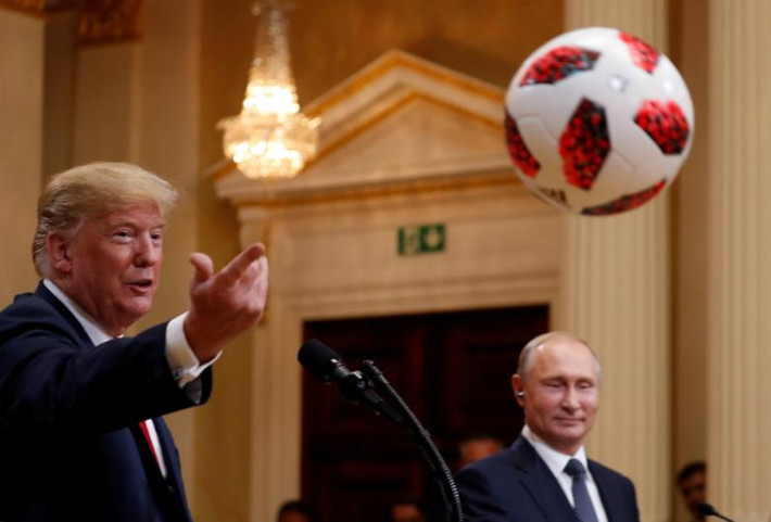 Tổng thống Trump nói rằng con trai ông sẽ thích món quà này của ông Putin rồi sau đó ném quả bóng cho Đệ nhất phu nhân Mỹ Melania. Ảnh: Reuters.