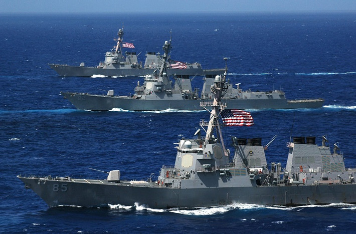 Được biết, USS Frank E. Petersen Jr. là một trong 9 tàu lớp Arleigh Burke cải tiến Flight IIA được Lầu Năm Góc bắt đầu đóng mới từ năm 2015, dự kiến sẽ hoàn tất việc đưa vào trang bị trong năm 2024. Điều này sẽ đưa Arleigh Burke lên con số 74 chiếc và là lớp tàu khu trục được chế tạo nhiều nhất thế giới sau Chiến tranh Thế giới thứ 2. Ảnh: Wikipedia.