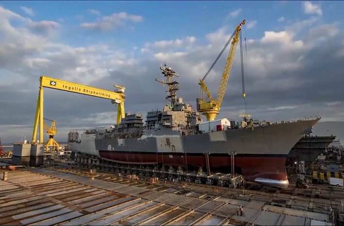 USS Frank E. Petersen Jr. có chiều dài tổng thể lên đến 160 mét với lượng choán nước 9.300 tấn và mang theo thủy thủ đoàn 380 người. Hình ảnh tàu USS Frank E. Petersen Jr. trong quá trình hoàn thiện tại nhà máy của Huntington Ingalls Industries. Ảnh: huntingtoningalls.com.