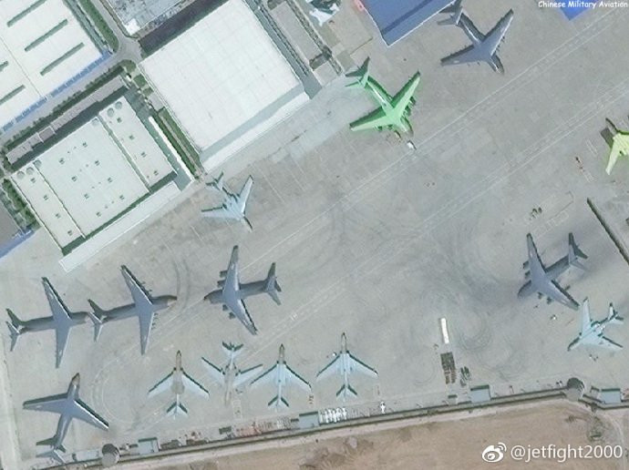 Tổng cộng, có 9 máy bay vận tải Y-20 Kunpeng xuất hiện trong bức ảnh vệ tinh chụp được, trong đó có 7 chiếc mới được chế tạo. 6 chiếc Y-20 mới đã được sơn màu và nhiều máy bay chưa được lắp động cơ. Ảnh: Defence Blog.