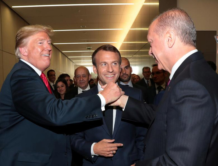 Tổng thống Trump trao đổi với Tổng thống Thổ Nhĩ Kỳ Tayyip Erdogan (phải) và Tổng thống Pháp Emmanuel Macron (giữa) tại trụ sở NATO ngày 11/7. Ảnh: Reuters.