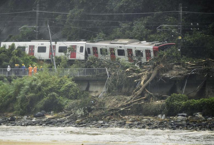 Đoàn tàu bị trật bánh do vụ sạt lở đất sau mưa lớn ở Karastu. Ảnh: Reuters.