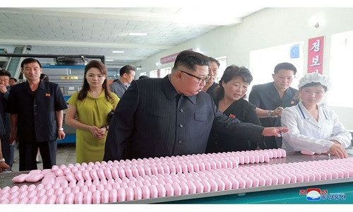 Theo Rodong Sinmun, nhà máy hóa mỹ phẩm nói trên nằm ở thị trấn Sinuiju của Triều Tiên – “hàng xóm” với tỉnh Đan Đông của Trung Quốc. Ảnh: Rodong Sinmun.