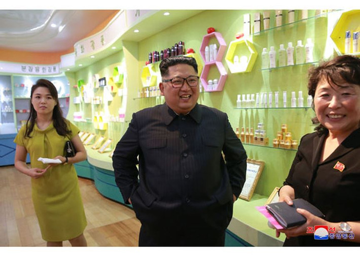 Ông Kim và vợ thích thú thăm phòng trưng bày mỹ phẩm. Ảnh: Rodong Sinmun
