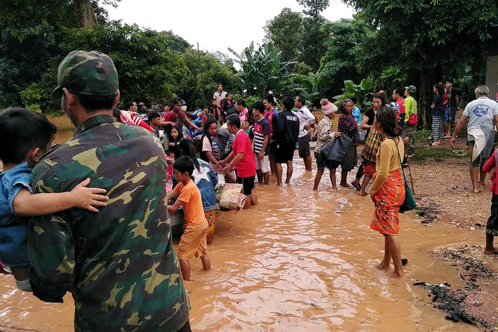 Cùng ngày, Thủ tướng Nguyễn Xuân Phúc đã điện đàm với Thủ tướng Thongloun Sisoulith và khẳng định Đảng, Nhà nước và nhân dân Việt Nam sẵn sàng hỗ trợ nhân dân Lào anh em khắc phục hậu quả. Ảnh: The Independent.