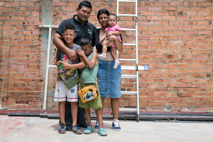 Theo cuộc khảo sát do IRC thực hiện trên những người dân Venezuela ở Cucuta và Villa de Rosaria hồi tháng 3/2018, 89% số người được hỏi cho biết họ đến Colombia để tìm việc làm, 80% là mua thực phẩm và 58% để tìm chỗ ở.