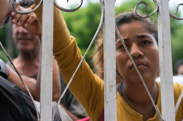 Mỗi ngày, hơn 35.000 người dân Venezuela lại vượt qua cây cầu Simon Boliviar vào Colombia. Nhiều người quay trở lại Venezuela trong ngày nhưng khoảng 4.000 người ở lại thành phố biên giới Cucuta hoặc di chuyển sâu hơn vào lãnh thổ Colombia hoặc tới các nước láng giềng khác.
