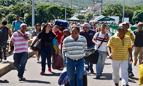 Theo hãng thông tấn Reuters dẫn số liệu của chính phủ Venezuela cho biết, bất ổn, bạo lực và khủng hoảng đã khiến 1,5 triệu người dân Venezuela phải rời khỏi đất nước kể từ năm 2014 và hơn một nửa trong số đó tìm nơi lánh nạn tại quốc gia láng giềng Colombia. (Nguồn ảnh: Al Jazeera)