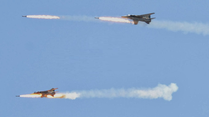 Trong diễn biến liên quan, ngày 15/7, Không quân Syria bắt đầu mở chiến dịch không kích nhằm vào các khu vực hiện nằm dưới sự kiểm soát của Quân đội Syria Tự do (FSA) và nhóm liên minh thánh chiến Hayat Tahrir Al-Sham (HTS) dọc trục Quneitra-Daraa. Ảnh: AMN.