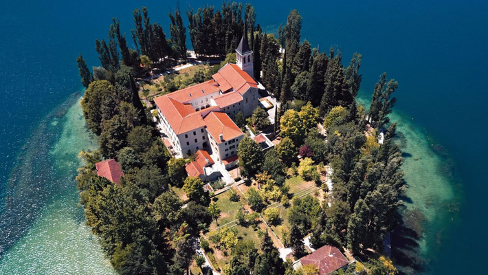 Trong ảnh là tu viện Visovac, một nhà thờ Augustinô nằm trong Vườn quốc gia Krka ở Croatia.