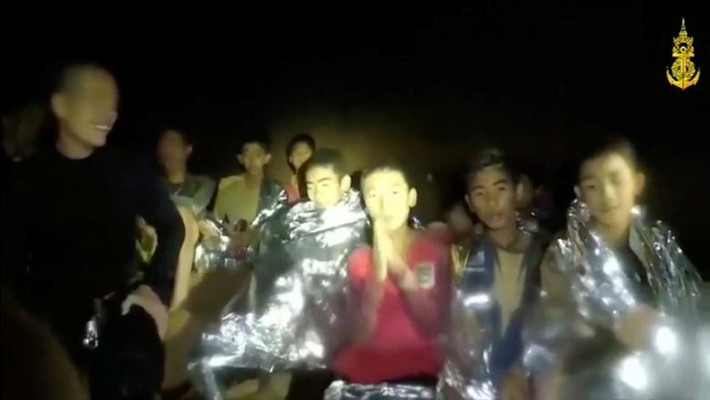 Thực phẩm giàu năng lượng, chăn và muối khoáng được cung cấp cho các thành viên đội bóng để họ hồi phục sức khỏe sau 9 ngày mắc kẹt không có đồ ăn và nước là thứ duy nhất giúp họ duy trì sự sống.
