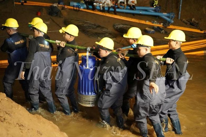 Hiện tại, lực lượng cứu hộ đang nỗ lực tìm phương án đưa đội bóng thiếu niên này ra ngoài. Nhà chức trách Thái Lan đã huy động hàng chục máy bơm để hút nước khỏi hang Tham Luang. Ảnh: Thai Navy Seal.
