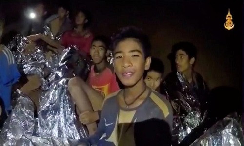 Các thành viên đội bóng thiếu niên Thái Lan vẫn đang được chăm sóc sức khỏe trong hang động Tham Luang trong thời gian lực lượng cứu hộ nghiên cứu kỹ các phương án để đưa họ ra khỏi hang an toàn. Có thể thấy nụ cười lạc quan của các cầu thủ “nhí” dù mắc kẹt trong hang suốt 11 ngày qua. (Nguồn ảnh: Reuters)