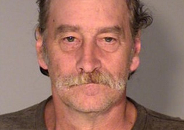 Ông Robert James Kuefler đến từ bang Minnesota (Mỹ) đã sống cùng xác chết người thân trong suốt một năm. Cảnh sát đã phát hiện thi thể mẹ và em trai sinh đôi của ông Robert là bà Evelyn Lucille Kuefler, 93 tuổi, và Richard John Kuefler đang trong tình trạng phân hủy tại nhà của ông này vào tháng 9/2016. Ảnh: Listverse.