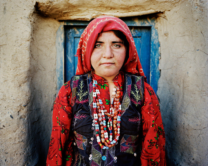 Có hai bộ lạc sinh sống ở Wakhan Corridor, đó là người Wakhi và Kyrgyz. Họ chủ yếu sinh sống bằng nghề chăn nuôi gia súc như cừu và bò Tây Tạng.