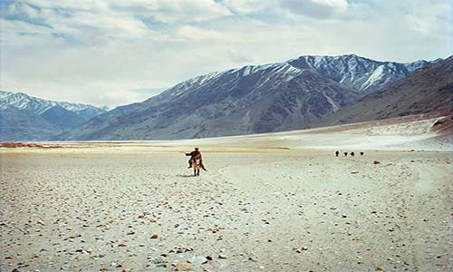 Theo Bussiness Insider, Lagrange bắt đầu hành trình bằng cách bay tới Dushanbe, Tajikistan, rồi sau đó đi vào Wakhan Corridor - vùng đất thanh bình nhất ở Afghanistan. Nếu khởi hành từ Kabul, Lagrange có thể sẽ phải đi qua nhiều khu vực nằm dưới sự kiểm soát của phiến quân Taliban. (Nguồn: Business Insider)