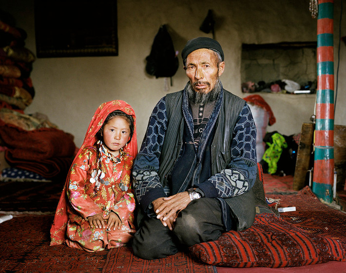 Người Kyrgyz (ảnh) thường "giàu có" hơn người Wakhi. Họ sở hữu hàng trăm con gia súc và thậm chí thuê người Wakhi làm việc.
