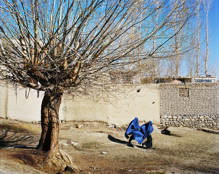 Ngày đầu tiên, Lagrange cùng người hướng dẫn ở lại thành phố Ishakashin, Đông Afghanistan, để kiểm tra xem họ có đầy đủ giấy tờ cần thiết hay chưa. Tại thành phố này, Lagrange bắt gặp những người phụ nữ Sunni mặc trang phục burqa truyền thống.