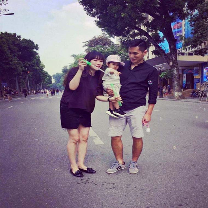 Có thể thấy ngoài công việc, BTV Quốc Khánh là người đàn ông của gia đình. Anh rất yêu thương vợ và con gái của mình.