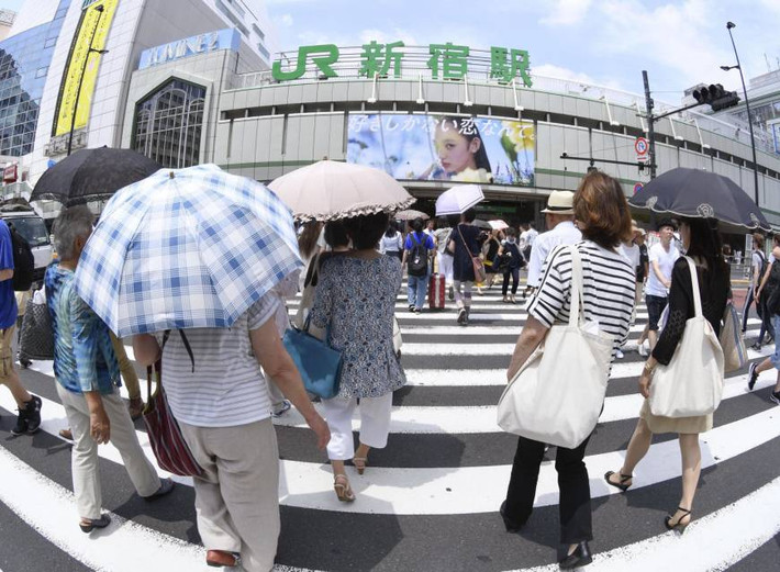 Japan Times cho biết, hàng nghìn người đã phải nhập viện điều trị những ngày qua. Tại ba tỉnh vừa bị ảnh hưởng nặng nề do mưa lũ là Hiroshima, Okayama và Ehime, 145 người đã được đưa vào bệnh viện với các triệu chứng bị sốc nhiệt hôm 19/7 khi nhiệt độ tăng lên trên 35 độ C. Ảnh: Kyodo.