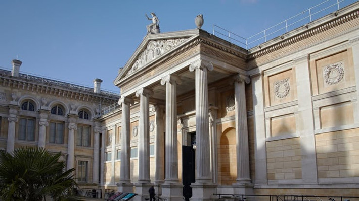 Một vụ trộm tranh xảy ra tại Viện bảo tàng Ashmolean, thuộc trường Đại học Oxford, vào năm 1999 và cho đến nay cảnh sát vẫn chưa tìm ra được được kẻ trộm.