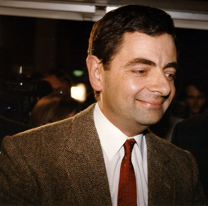 Rất nhiều người nổi tiếng từng theo học tại trường Oxford, trong đó có diễn viên “Mr. Bean” Rowan Atkinson. Ông có bằng cử nhân kỹ sư điện tại Đại học Oxford.