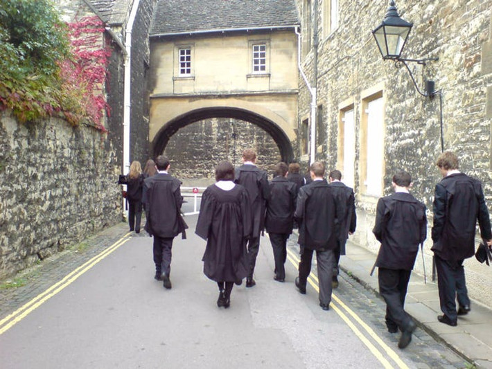 Sinh viên Đại học Oxford phải mặc đồng phục theo đúng quy định của trường.