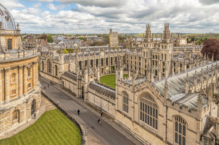 Viện Đại học Oxford bao gồm 38 trường đại học và 6 Nhà Riêng Thường trực.