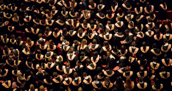 Oxford thường tổ chức buổi lễ hoành tráng chào đón tân sinh viên và ai cũng phải tham dự sự kiện này. Nếu sinh viên nào vắng mặt, người đó sẽ không được phép thi.