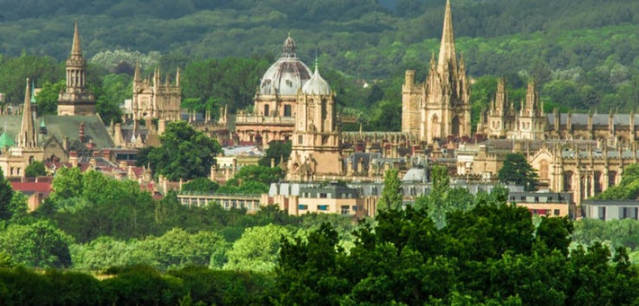 Trường Oxford không có khuôn viên chính, những tòa nhà và cơ sở vật chất của viện đại học nằm rải rác khắp trung tâm thành phố.