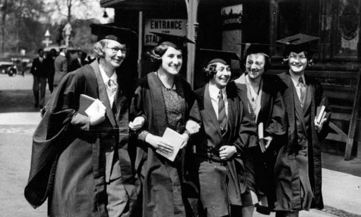 Viện Đại học Oxford không nhận nữ sinh cho đến thế kỷ 19. Và mãi đến năm 1920, nữ sinh viên của trường mới được hưởng đầy đủ quyền lợi.