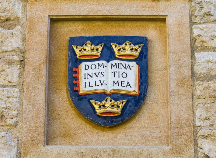 Mỗi trường đại học đều có một khẩu hiệu riêng và khẩu hiệu của trường Oxford là “Chúa là ánh sáng của tôi”, được sử dụng từ thế kỷ 16.
