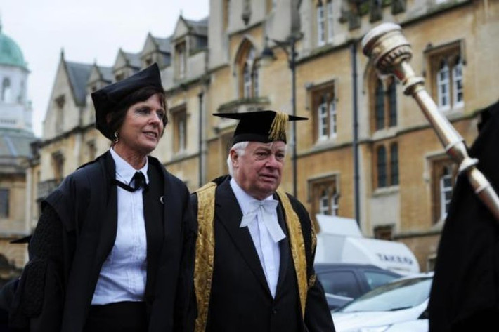 Hiệu trưởng hiện tại của Đại học Oxford là Chris Patten. Hiệu trưởng mới của trường chỉ được chọn sau khi ông Patten qua đời.