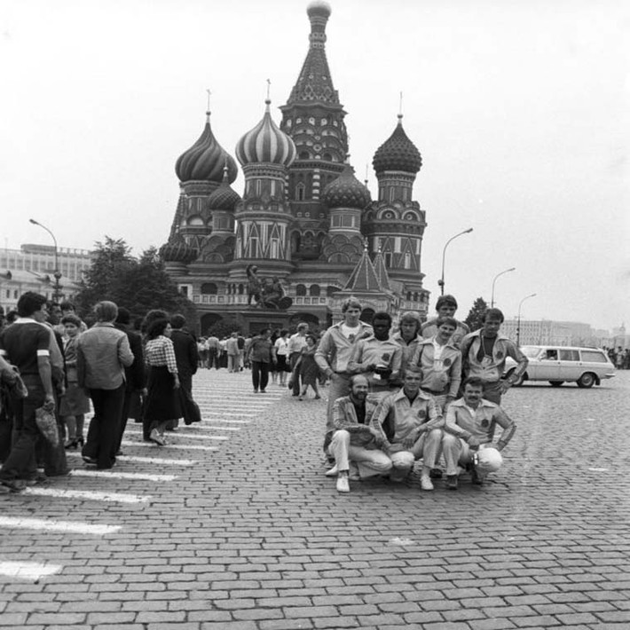 Các du khách nước ngoài chụp ảnh lưu niệm tại Quảng trường Đỏ ở thủ đô Moscow năm 1980.