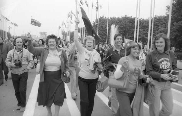Các du khách nước ngoài diễu hành tại sân vận động Luzhniki, Moscow, năm 1980.