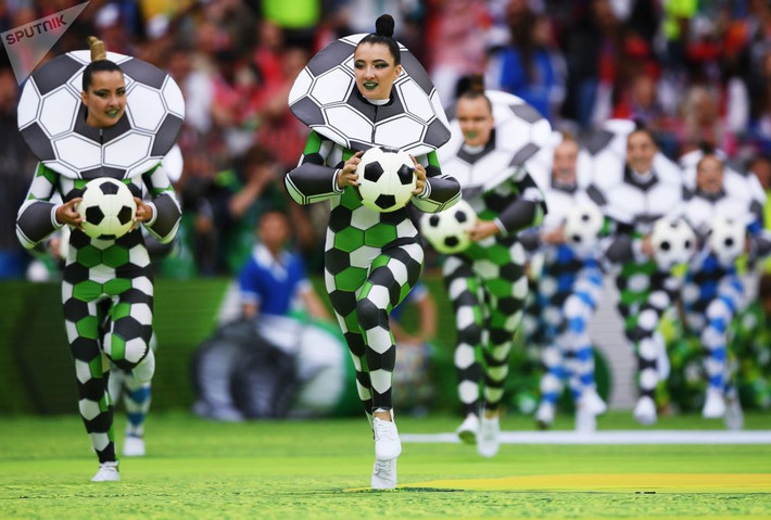Còn đây là một màn biểu diễn trong lễ khai mạc World Cup 2018 tại sân vận động Luzhniki, thủ đô Moscow.