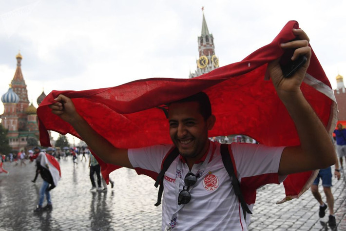 Người hâm mộ bóng đá trên Quảng trường Đỏ ở thủ đô Moscow năm 2018.