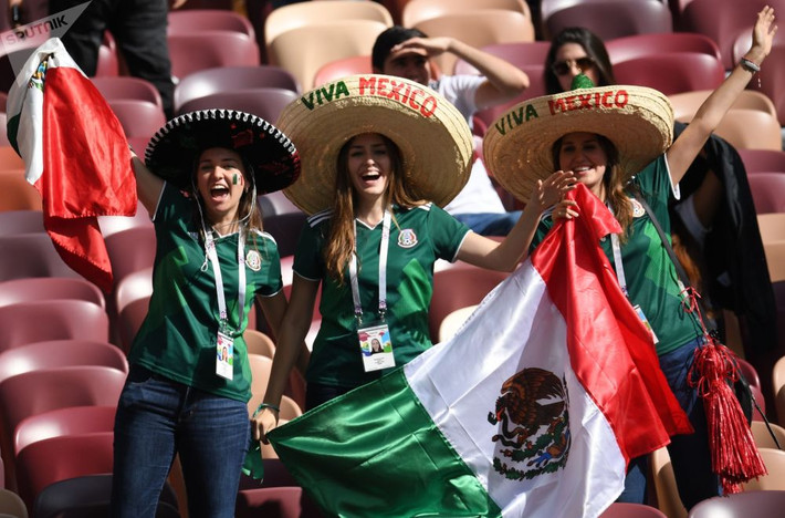 Hình ảnh những người hâm mộ bóng đá Mexico trước trận đấu của các tuyển thủ nước này với Đức trong khuôn khổ vòng bảng World Cup 2018.
