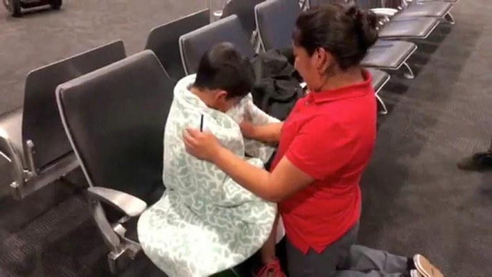 Người mẹ và con trai được đoàn tụ tại sân bay quốc tế Baltimor-Washington ở Maryland, Mỹ, ngày 22/6/2018. Ảnh: Reuters.