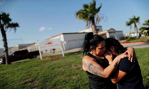 Isabela, đến từ El Salvador, ôm chầm lấy cô con gái 17 tuổi Dayana bên ngoài cơ sở lưu trú Casa Esperanza ở Brownsville, bang Texas (Mỹ), khi họ gặp lại nhau hôm 11/7 sau thời gian bị chia cắt tại biên giới Mỹ-Mexico. Ảnh: Reuters.