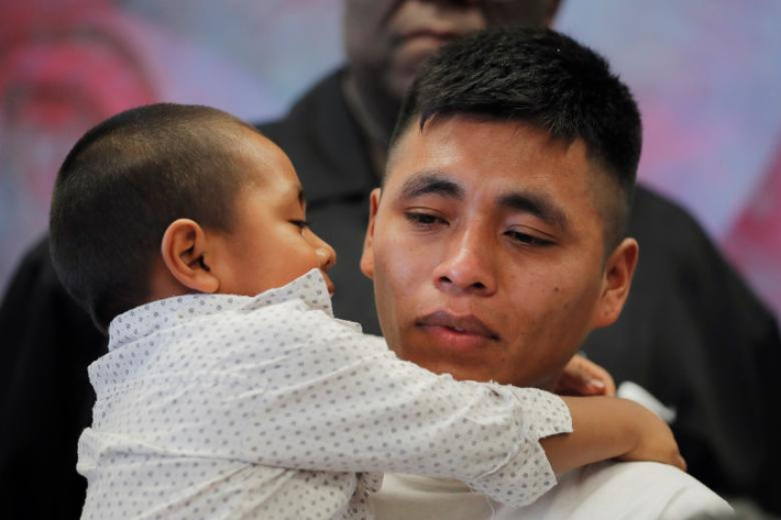 Adan, 26 tuổi đến từ Guatemala, bế cậu con trai 4 tuổi Juan sau 58 ngày kể từ khi họ bị chia tách ở khu vực biên giới Arizona.